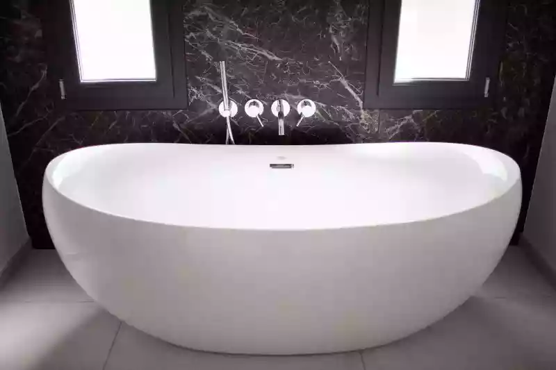 Salle de bain avec grand miroir